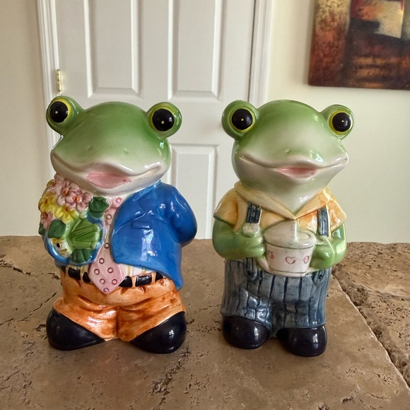 Other - Vintage Spring Bouquet Frog Figurine Set